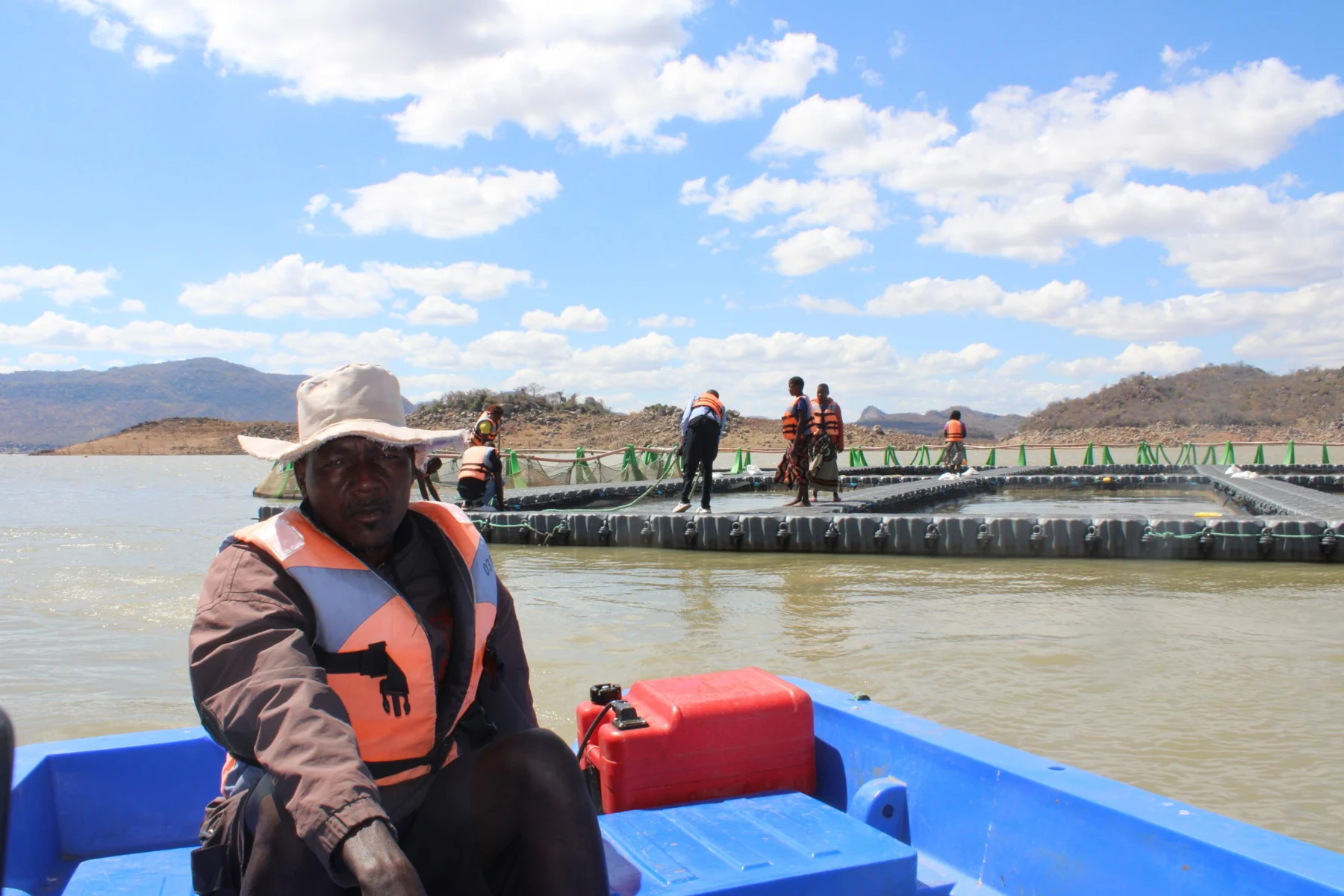 Equipa em atividade na Chicoa Fish Farm