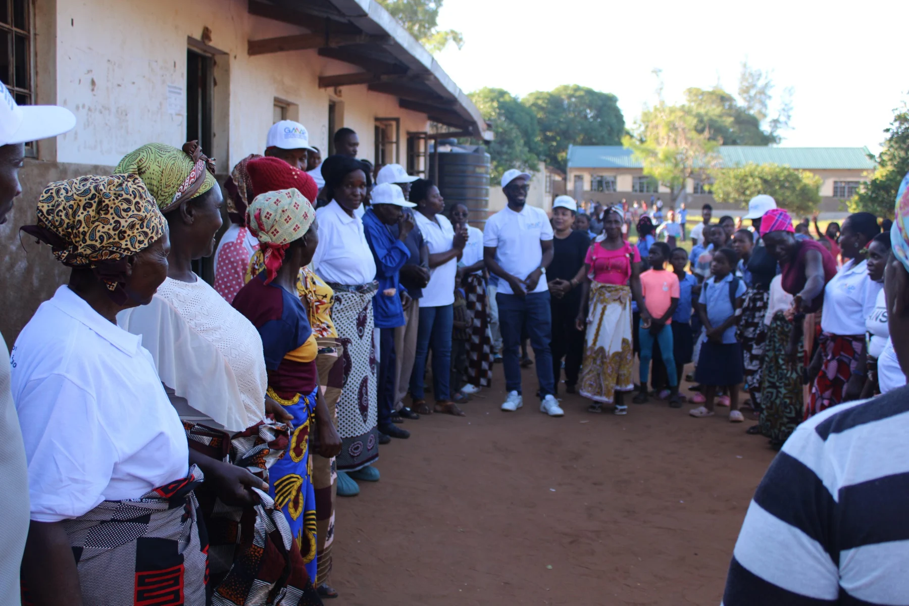 Membros de cooperativas e equipa do projeto reunidos em Moçambique